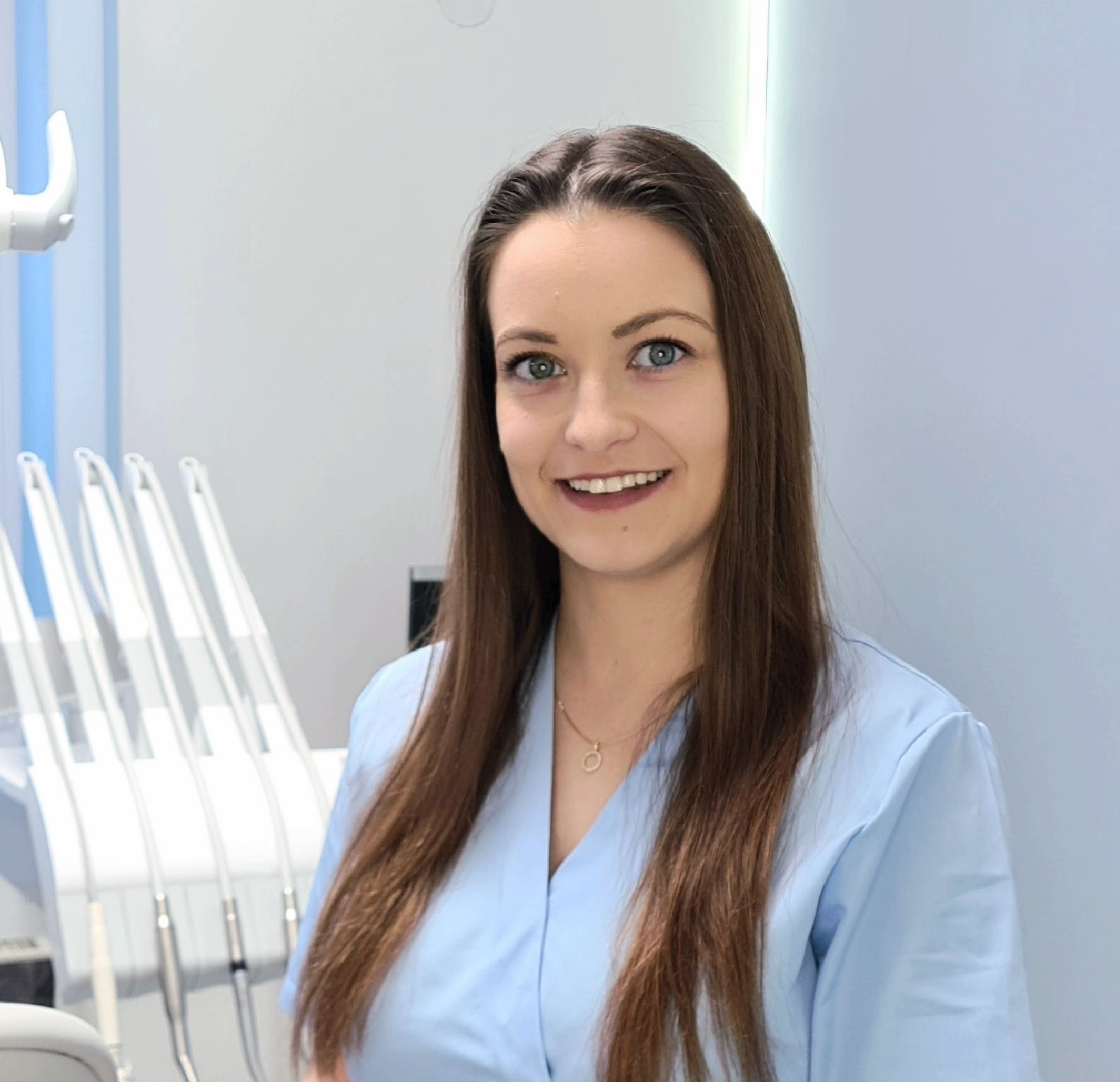 Dr. Debreceni Anett szájsebész szakorvos, Medicodent Fogászat Sződliget